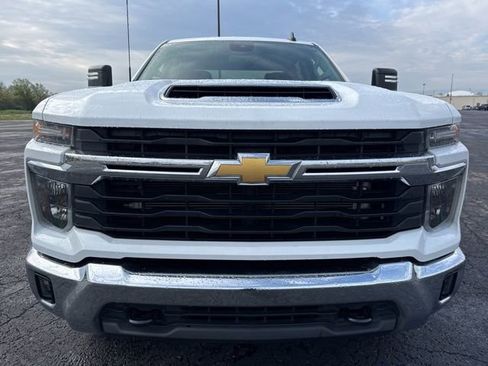 Used 2024 Chevrolet Silverado 2500 LT w/ Convenience Package AWD/4WD image 2