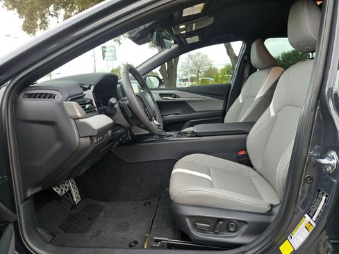 Used 2025 Toyota Camry SE image 9