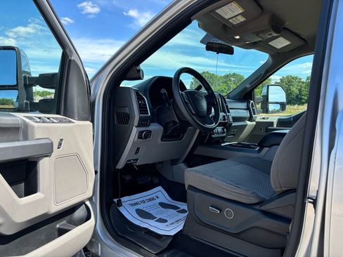 Used 2017 Ford F250 XLT w/ XLT Premium Package AWD/4WD image 18