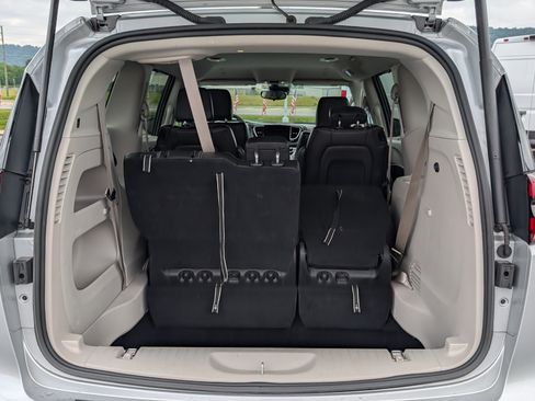 Used 2024 Chrysler Pacifica Touring-L FWD image 25