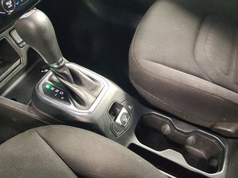 Used 2020 Jeep Renegade Latitude FWD image 26