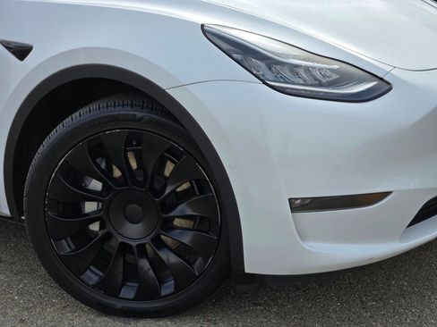 Used 2022 Tesla Model Y Long Range image 2