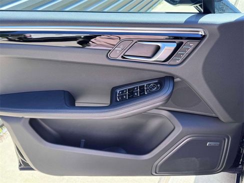 Certified 2025 Porsche Macan AWD/4WD image 18