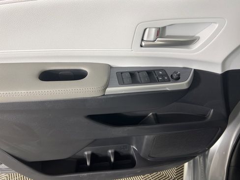 Used 2025 Toyota Sienna XLE image 4