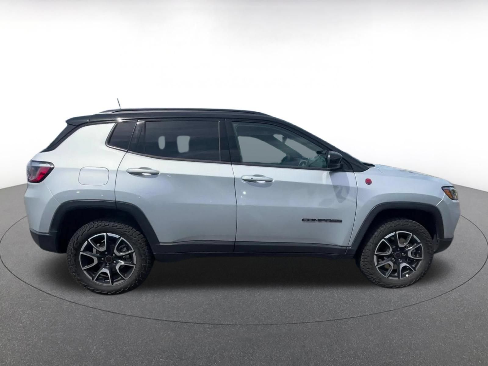 Used 2025 Jeep Compass Trailhawk AWD/4WD image 15