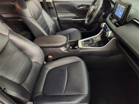 Used 2020 Toyota RAV4 XLE Premium image 3