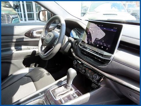 Used 2023 Jeep Compass Latitude w/ Sun and Sound Group AWD/4WD image 8