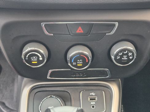 Used 2018 Jeep Compass Latitude AWD/4WD image 17