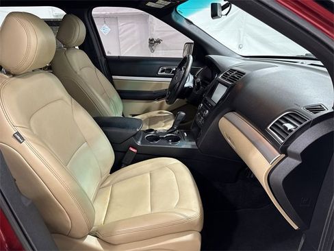 Used 2016 Ford Explorer XLT w/ Equipment Group 202A image 28