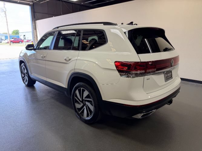 Used 2025 Volkswagen Atlas SE FWD image 2