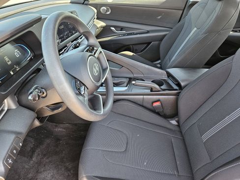 Certified 2025 Hyundai Elantra SE FWD image 9