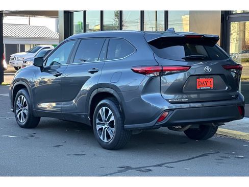 Used 2023 Toyota Highlander XLE image 8