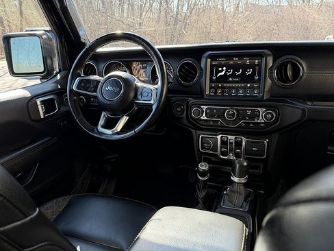 Used 2022 Jeep Wrangler Unlimited Sahara AWD/4WD image 9