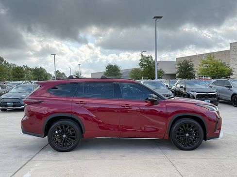 Used 2026 Toyota Highlander XSE AWD/4WD image 4