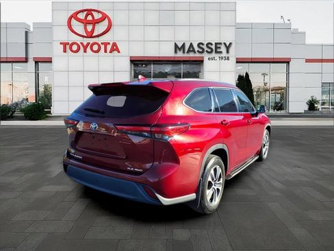 Used 2021 Toyota Highlander XLE image 3