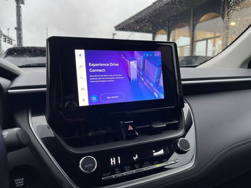 Used 2025 Toyota Corolla Cross LE image 21