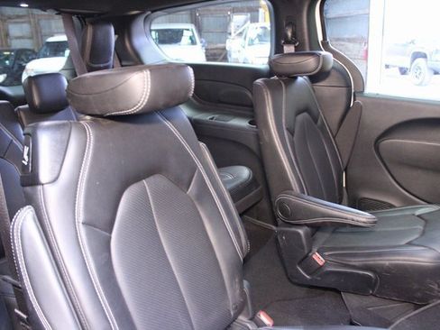Used 2025 Chrysler Pacifica Select image 12