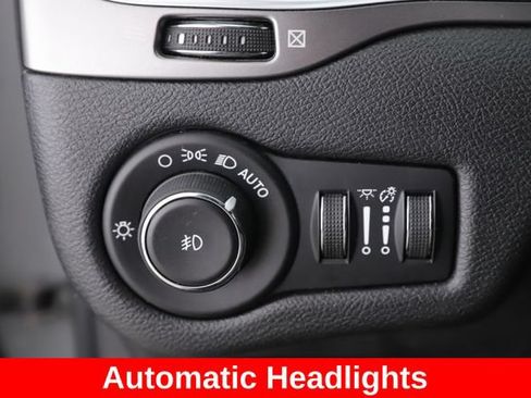 Used 2020 Jeep Cherokee Latitude Plus AWD/4WD image 22