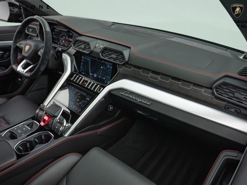 Used 2022 Lamborghini Urus AWD/4WD image 9