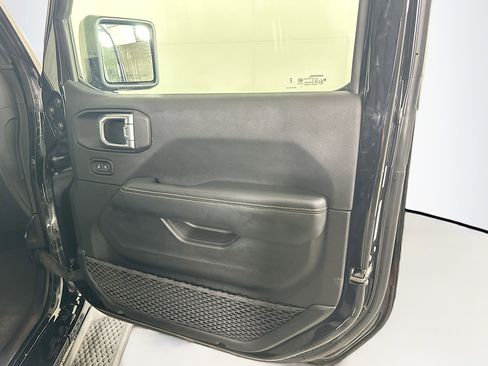 Used 2025 Jeep Wrangler Sahara image 29