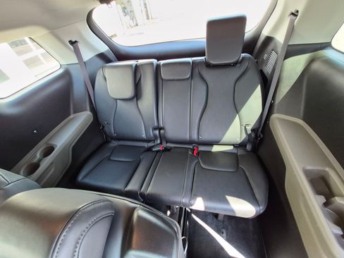 Used 2025 Kia Carnival FWD image 32