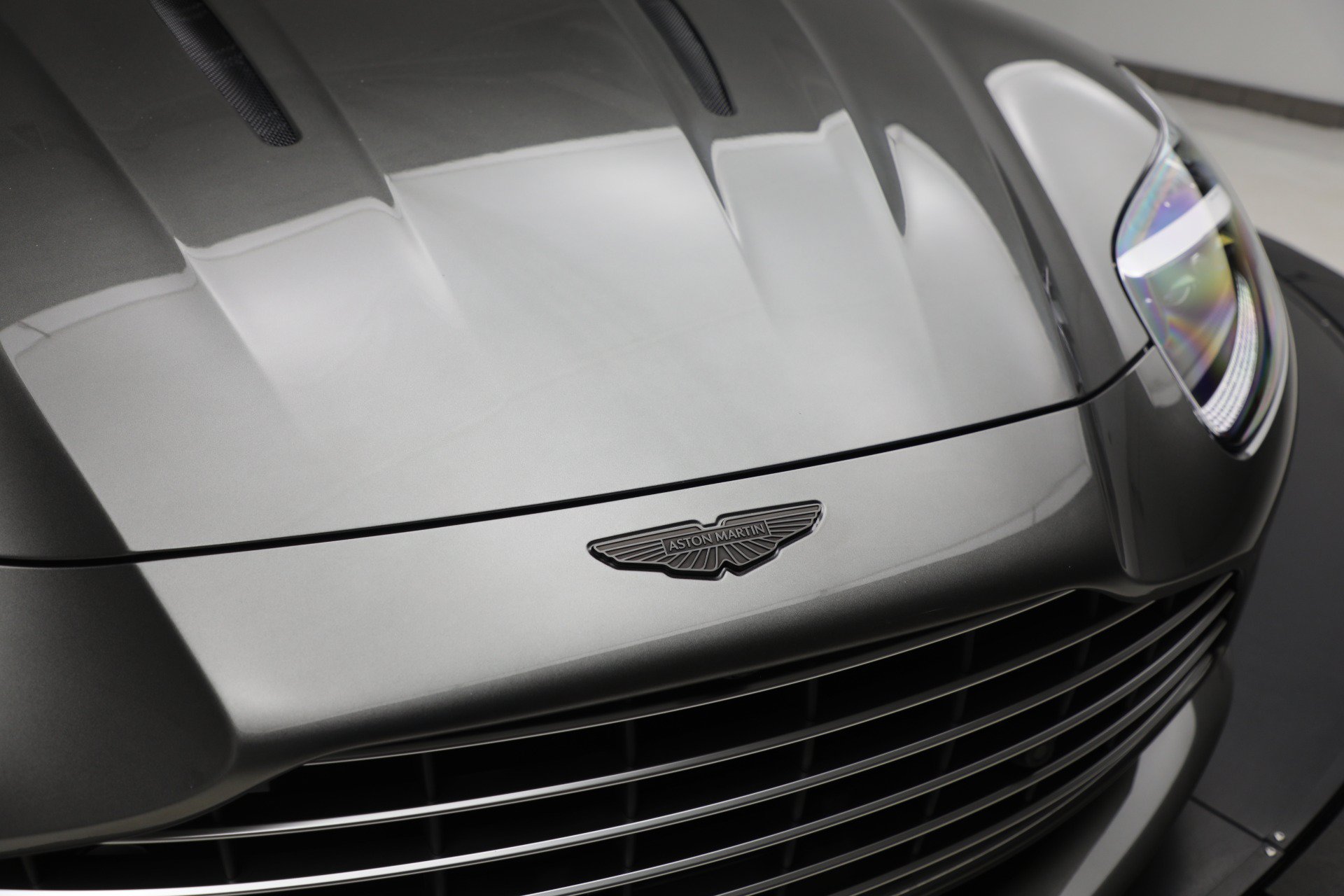 Used 2025 Aston Martin DB12 Coupe RWD image 28