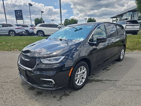 Used 2023 Chrysler Pacifica Touring-L FWD image 9