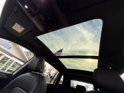 Used 2022 Volkswagen Tiguan SEL R-Line image 31