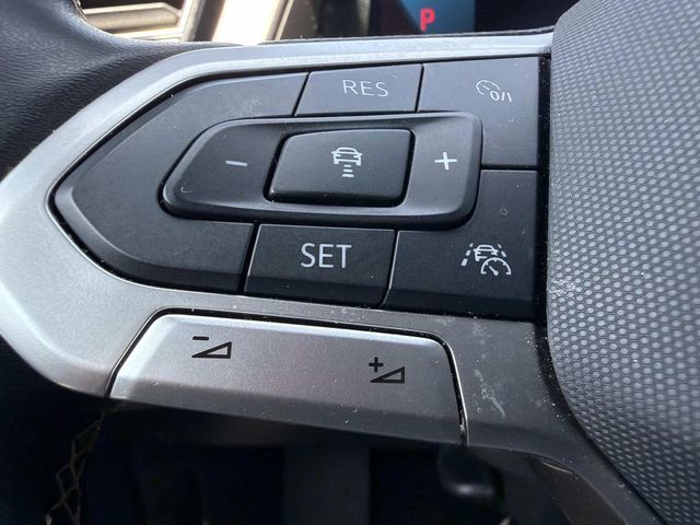 Used 2025 Volkswagen Atlas Cross Sport SE FWD image 23