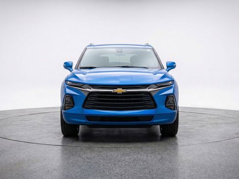 Used 2025 Chevrolet Blazer LT image 2