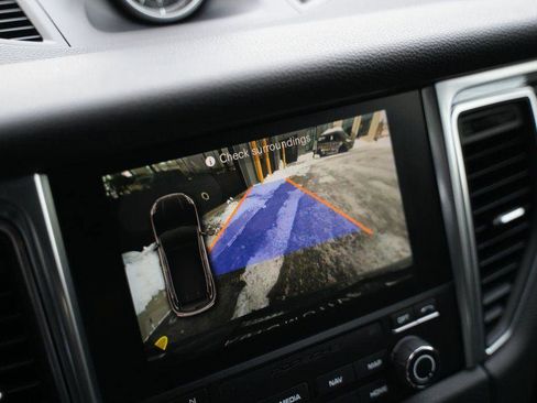 Used 2017 Porsche Macan AWD w/ Driver Memory Package image 34