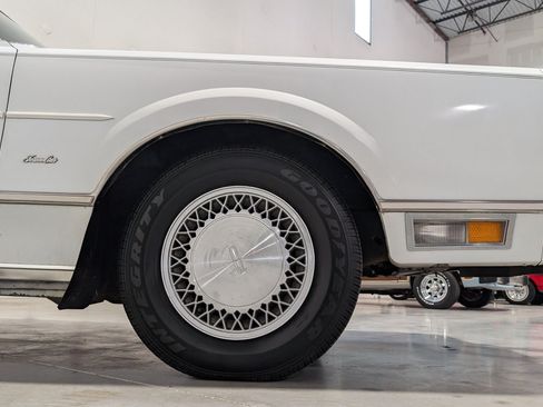 Used 1988 Lincoln Town Car RWD image 40