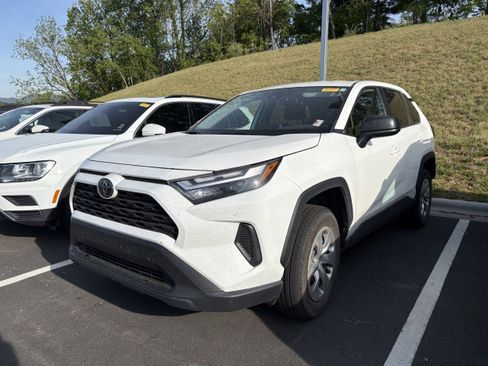 Used 2023 Toyota RAV4 LE FWD image 3