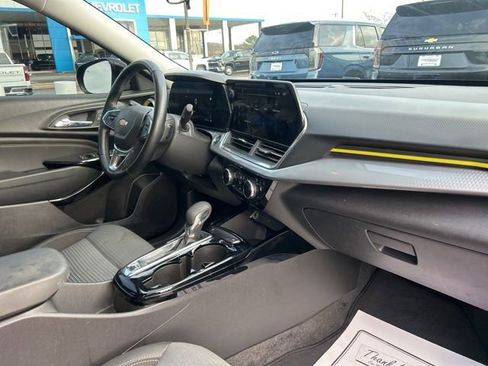 Used 2024 Chevrolet Trax LT w/ Driver Confidence Package image 30