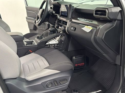 Used 2025 Toyota Tacoma TRD Sport image 18