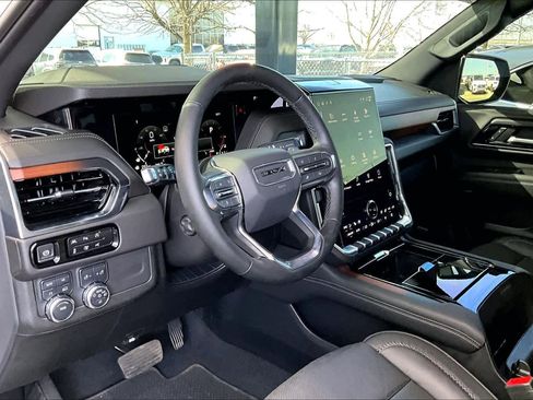 Used 2025 GMC Yukon XL Denali w/ Sun & Power Step Package image 18