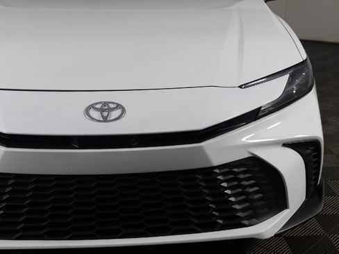 Used 2025 Toyota Camry SE image 12