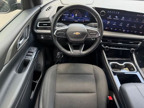 Used 2025 Chevrolet Traverse LT FWD image 16