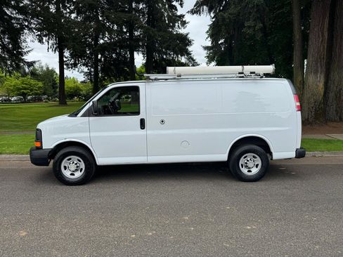 Used 2013 Chevrolet Express 2500 RWD image 2