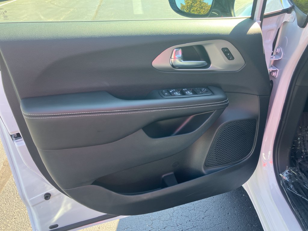 New 2027 Chrysler Pacifica Select FWD image 10