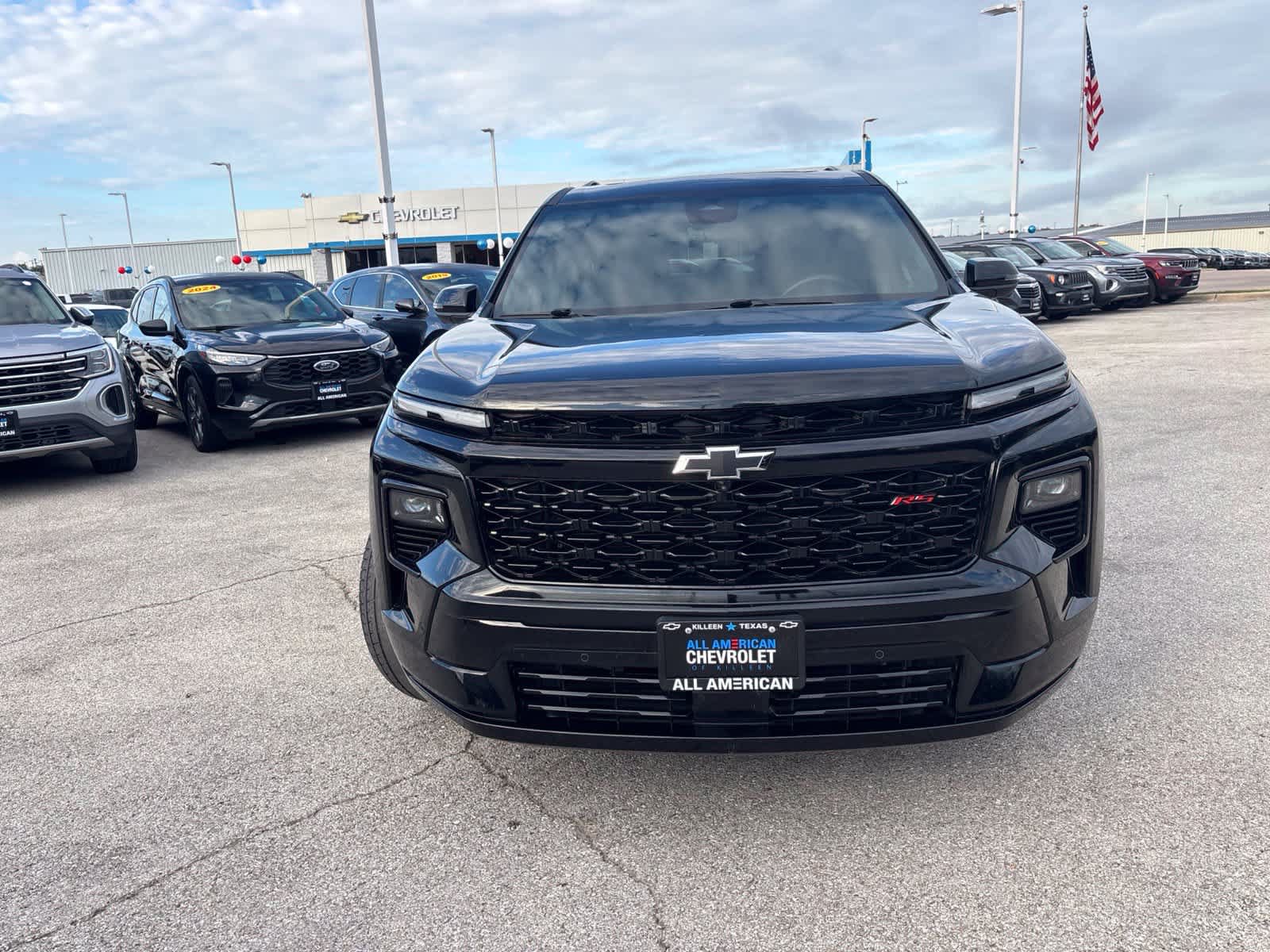 Used 2025 Chevrolet Traverse RS FWD image 2