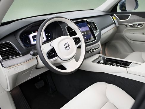 New 2025 Volvo XC90 B6 Plus w/ Protection Package Premier image 30