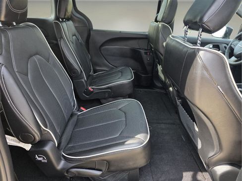 Used 2025 Chrysler Pacifica Limited image 21