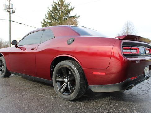 Used 2019 Dodge Challenger SXT image 9