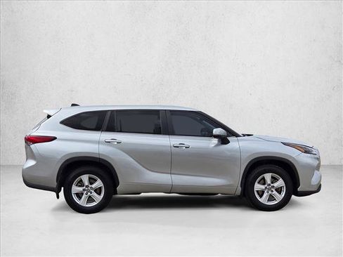 Used 2023 Toyota Highlander LE AWD/4WD image 4