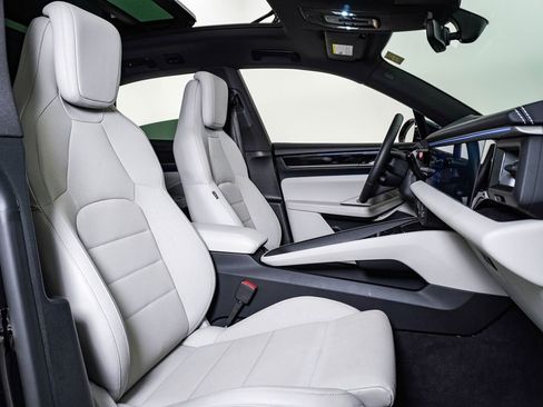 Certified 2025 Porsche Macan 4S Electric AWD/4WD image 15