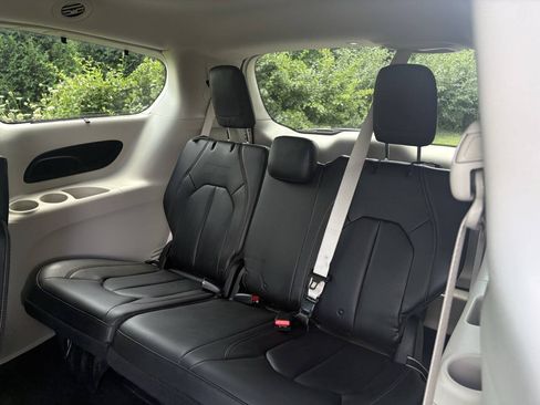 Used 2018 Chrysler Pacifica Touring-L FWD image 30