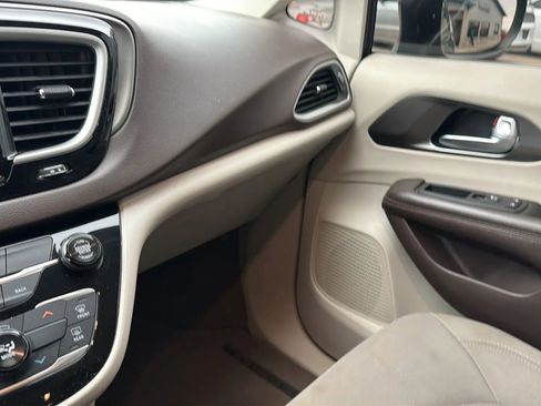 Used 2017 Chrysler Pacifica Touring image 65