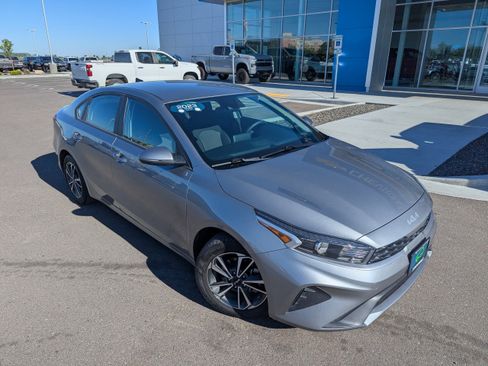 Used 2023 Kia Forte LXS w/ LXS Technology Package FWD image 4