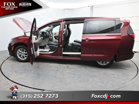 Used 2022 Chrysler Pacifica Touring-L image 35